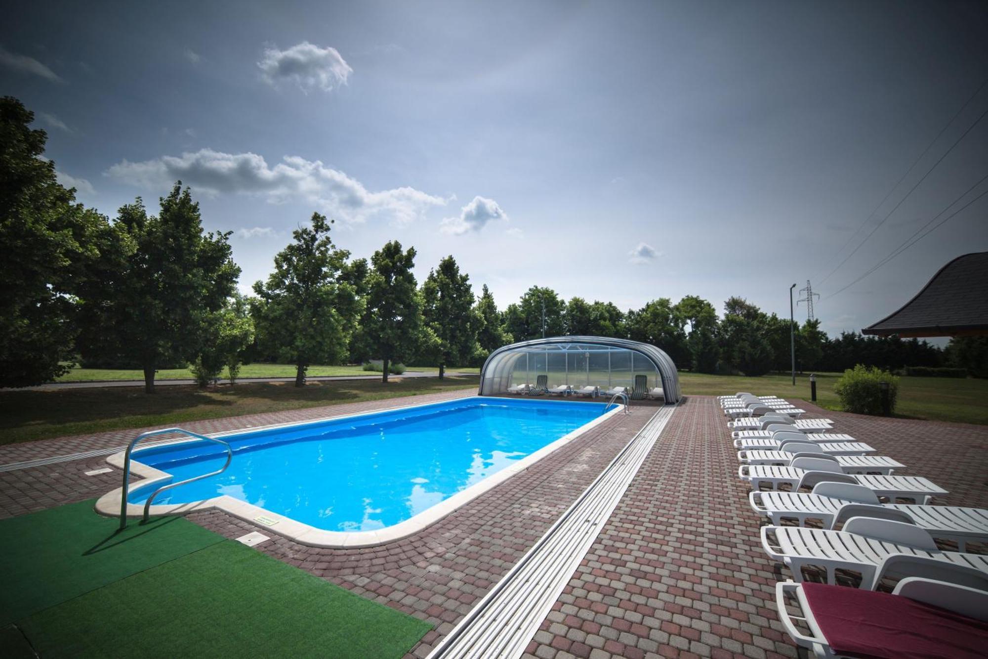 Hotel Ovit Кестхей Екстер'єр фото
