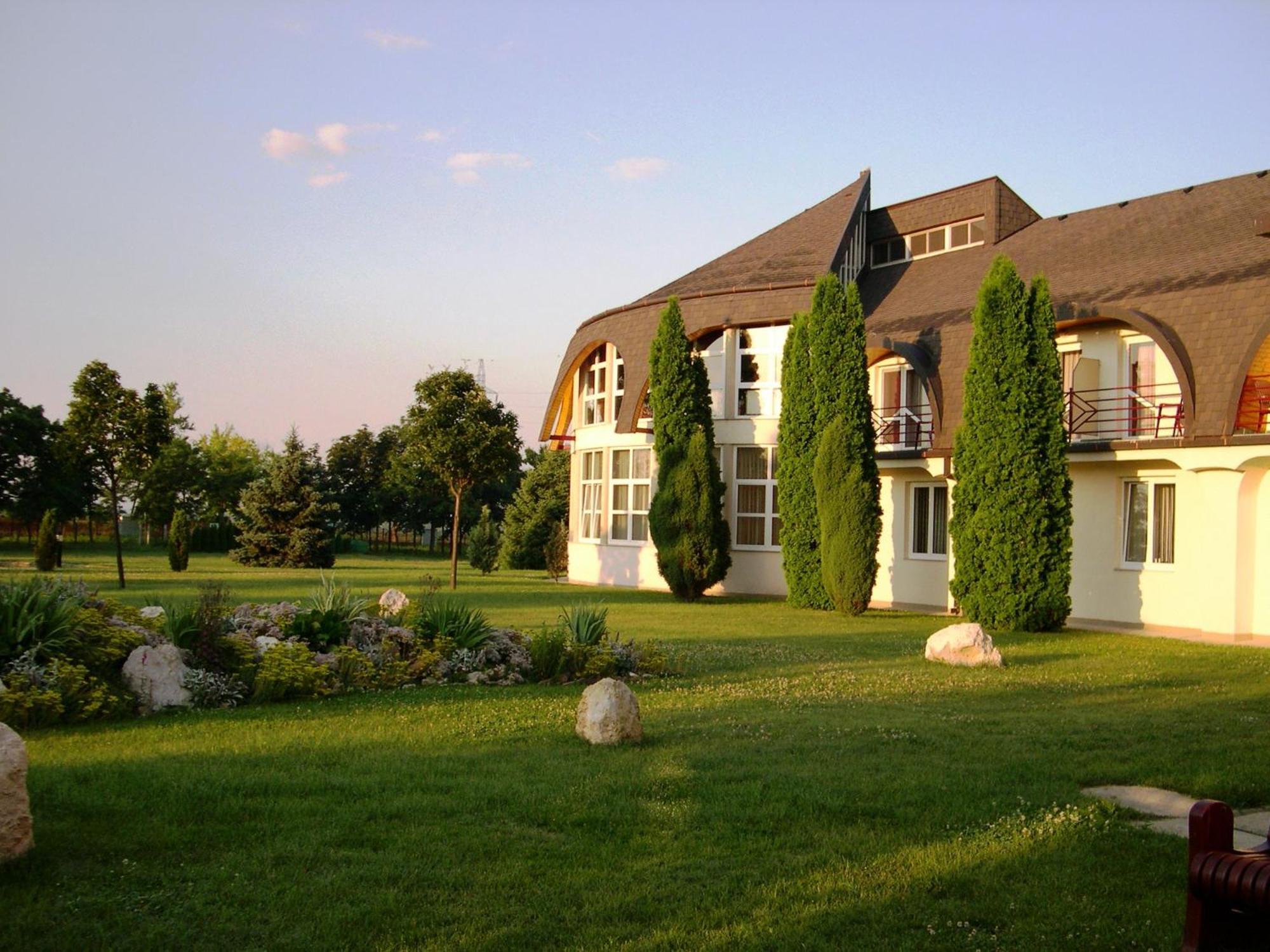 Hotel Ovit Кестхей Екстер'єр фото