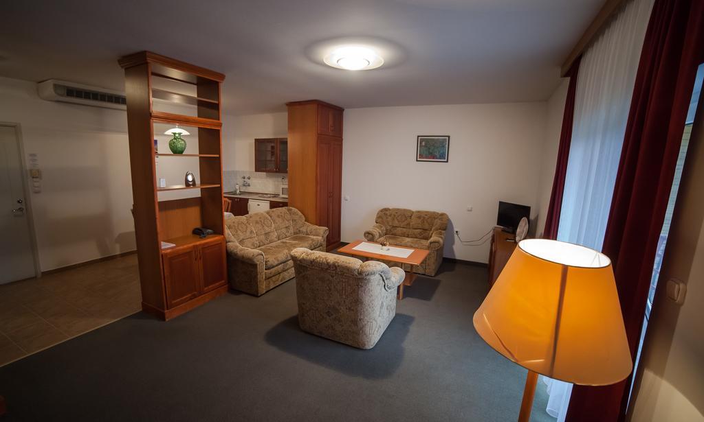Hotel Ovit Кестхей Екстер'єр фото