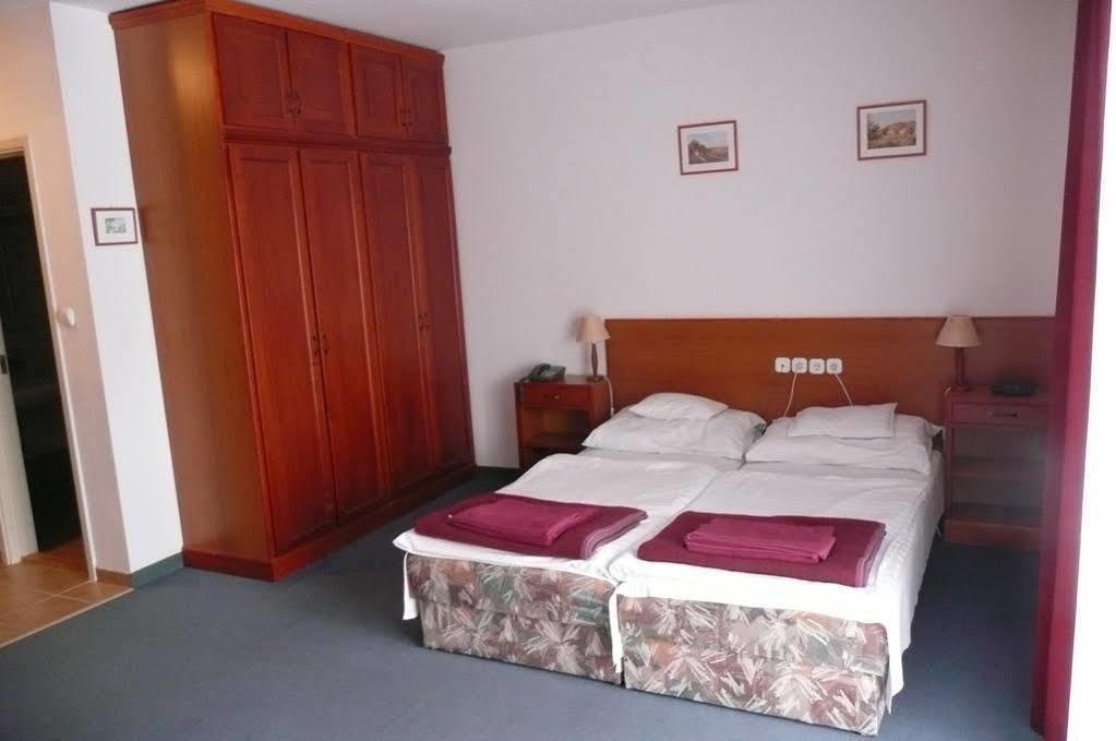 Hotel Ovit Кестхей Екстер'єр фото