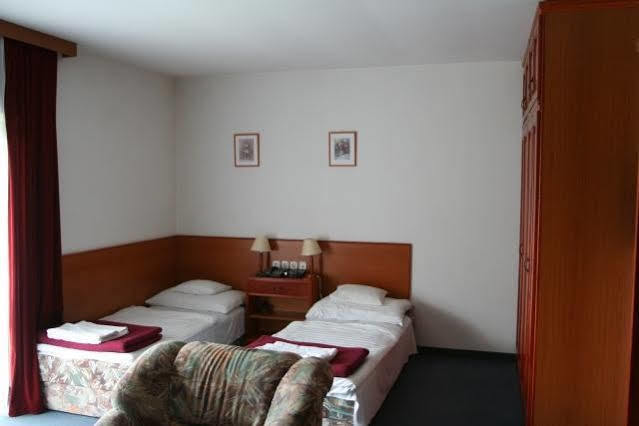 Hotel Ovit Кестхей Екстер'єр фото